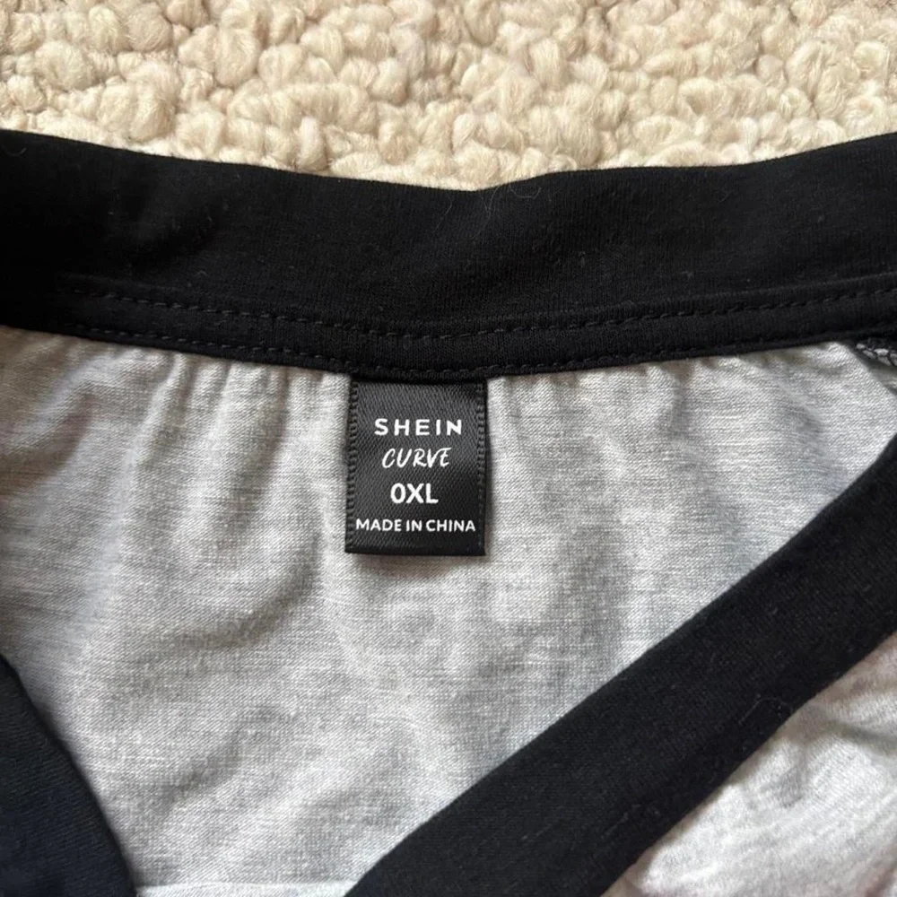 SHEIN Black & Gray Raglan Cat Peek Graphic Tee